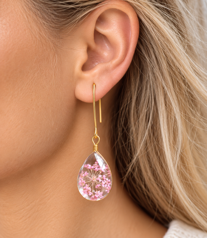 Gouden Oorbellen met Roze Bloemen – Glazen Druppelhangers