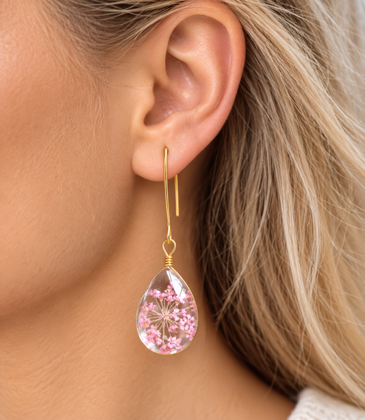 Gouden Oorbellen met Roze Bloemen – Glazen Druppelhangers