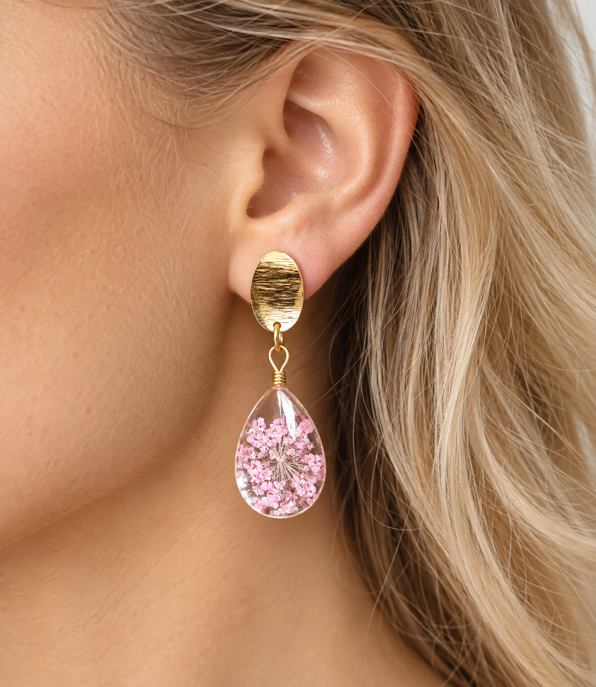Gouden Oorbellen met Roze Bloemen – Glazen Druppelhangers