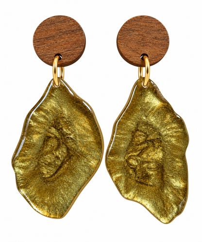 Handgemaakte Oorbellen met Hout en Goudkleurige Resin