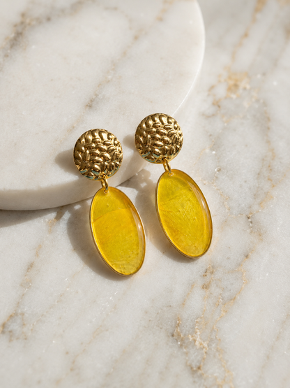 Gouden statement oorbellen met gele bloem