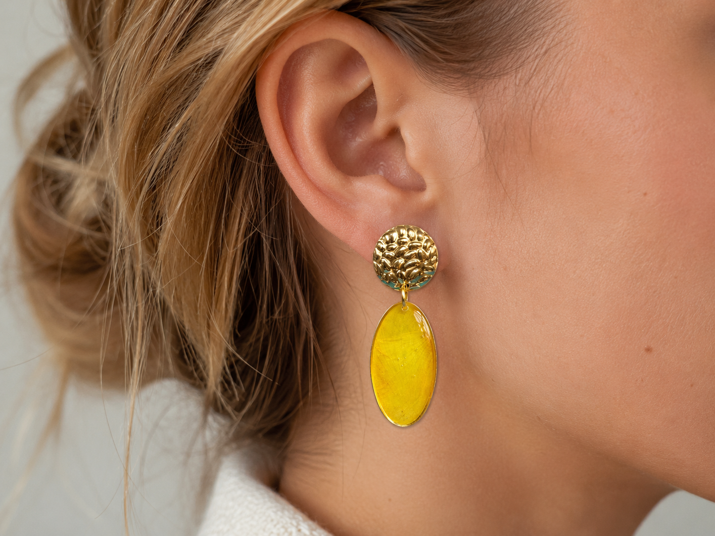 Gouden statement oorbellen met gele bloem