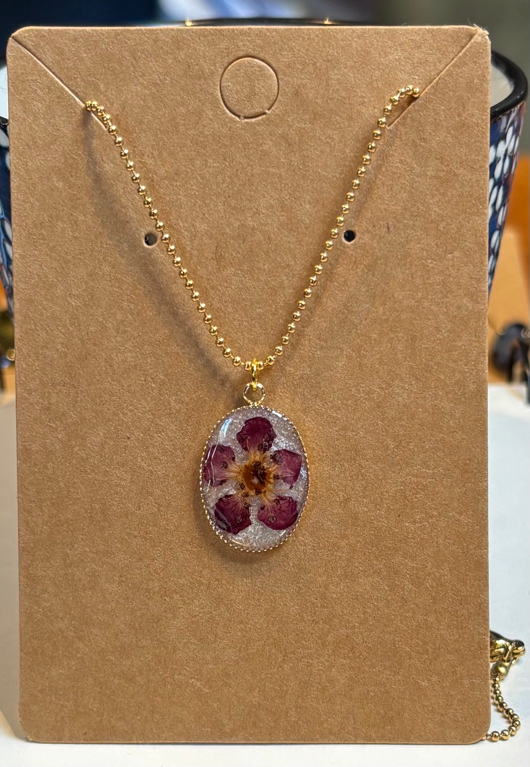 Goudkleurige Ketting met bloemenhanger – Roze Bloem